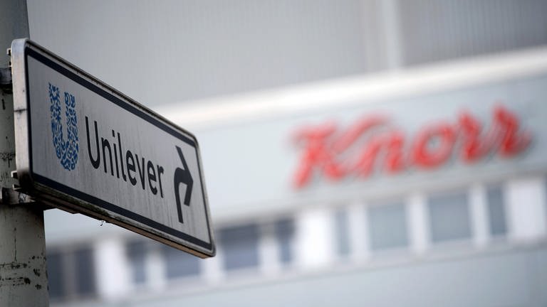 Der Schriftzug des Lebensmittelherstellers "Knorr" steht an einem Gebäude des Unternehmens, davor ein Wegweiser mit blauem U zu Unilever