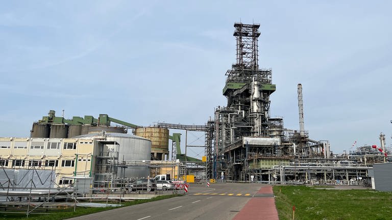 Anlagen in der Mineralölraffinerie Oberrhein (MiRO) in Karlsruhe