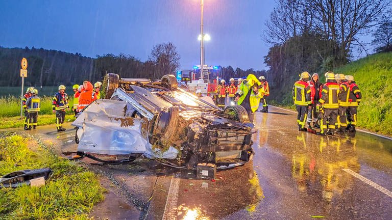 Ein zerstörtes Auto liegt nach einem tödlichen Autounfall auf der L552 im Kreis Karlsruhe. (Foto: Fabian Geier / EinsatzReport24)