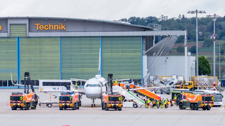 Ein Flugzeug der Lufthansa steht auf dem Flughafen Stuttgart umringt von Einsatzfahrzeugen von Feuerwehr und Rettungsdiensten: Die Notlandung einer Maschine mit Ziel Frankfurt am Montagabend verlief glimpflich.