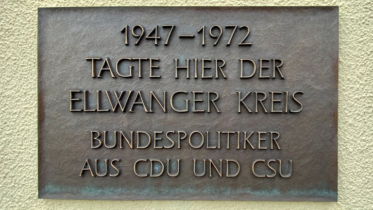 "1947-1973 tagte hier der Ellwanger Kreis" steht auf einer Gedenktafel am ehemaligen Gasthaus "Goldener Adler" am Marktplatz in Ellwangen.