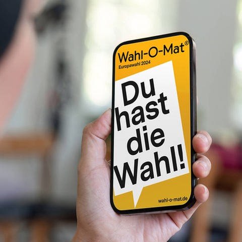 Europawahl 2024 Wahl-O-Mat ist online: Hand hält Smartphone mit Wahl-O-Mat-App