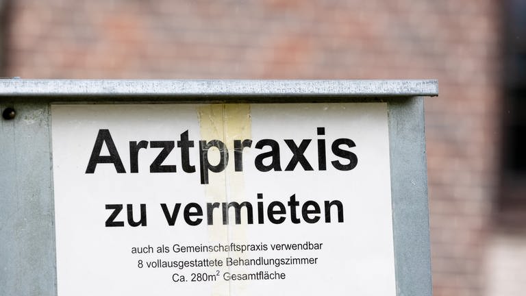 Ärztemangel in Kommunen in RLP: Schild mit Aufschrift "Arztpraxis zu vermieten"